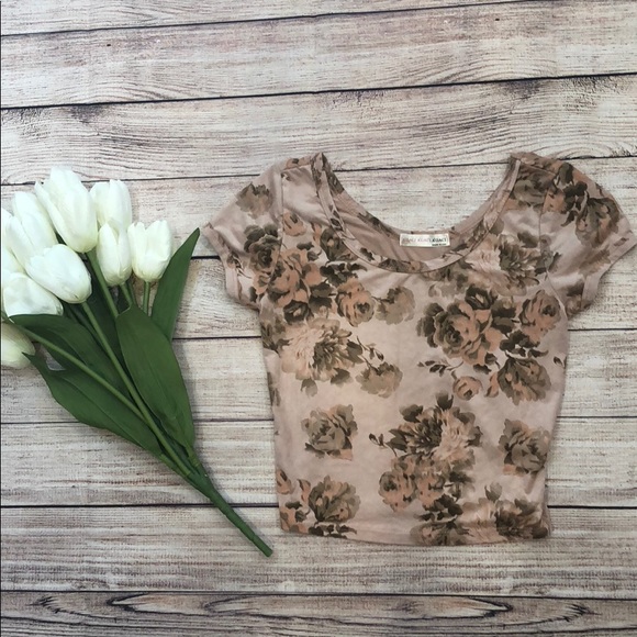 a'gaci Tops - Floral Crop Top